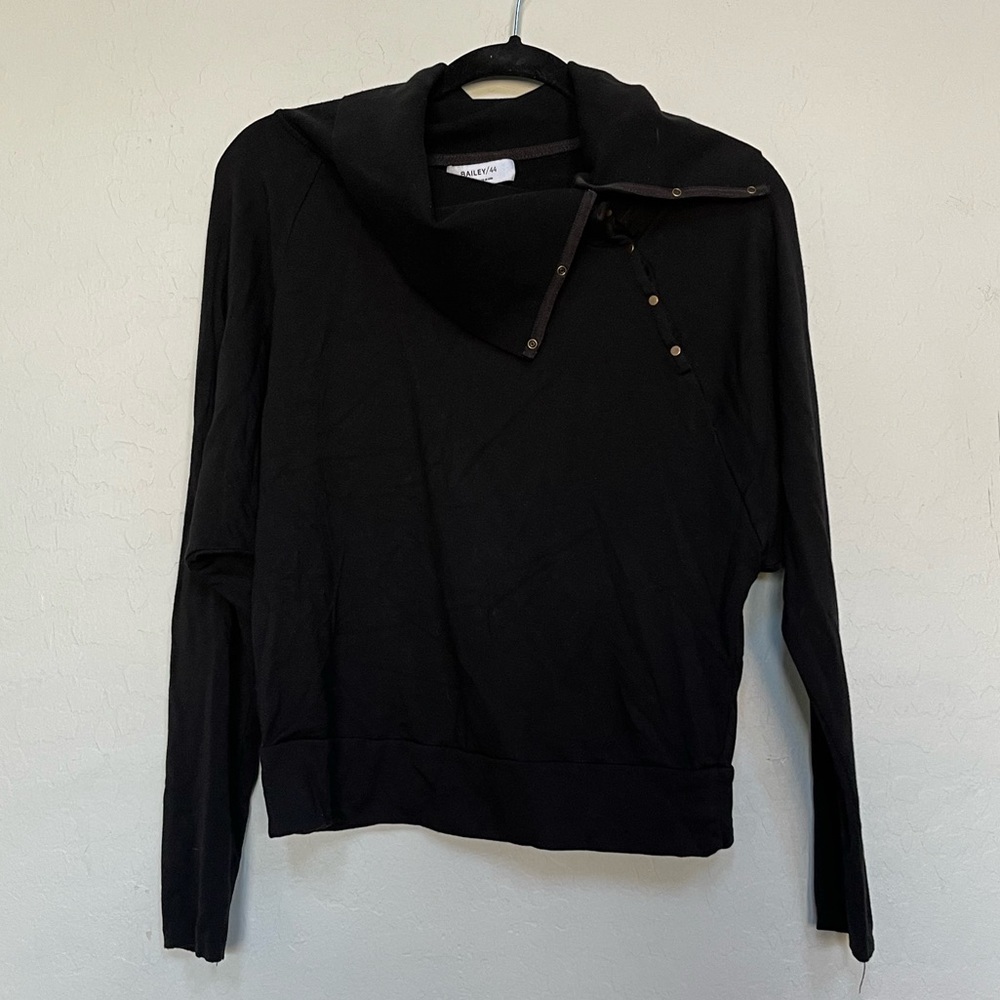 Bailey/44 black side neck snap top size small